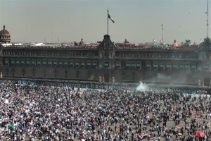 Marcha de la Generación Z || Encapuchados derriban vallas y atacan a policías en Palacio Nacional