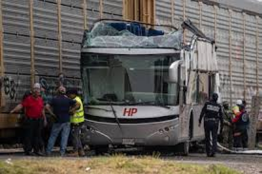 Miedo y rabia entre los supervivientes del accidente en Atlacomulco: “Pensé que el camión iba a explotar”