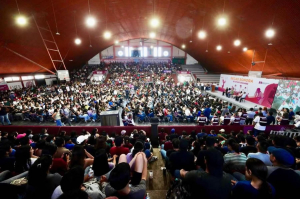 Cumple Gobernador Durazo a población del sur con becas a estudiantes